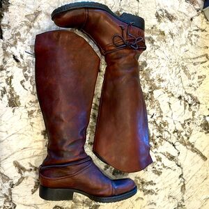 Born BOC women’s flannel lined leather boots. 18” Tall shaft, durable soles. 10M